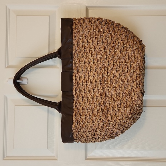 Big Brown Straw Bag With Animal Print Lining And Front Hardware Closure - Picture 10 of 15